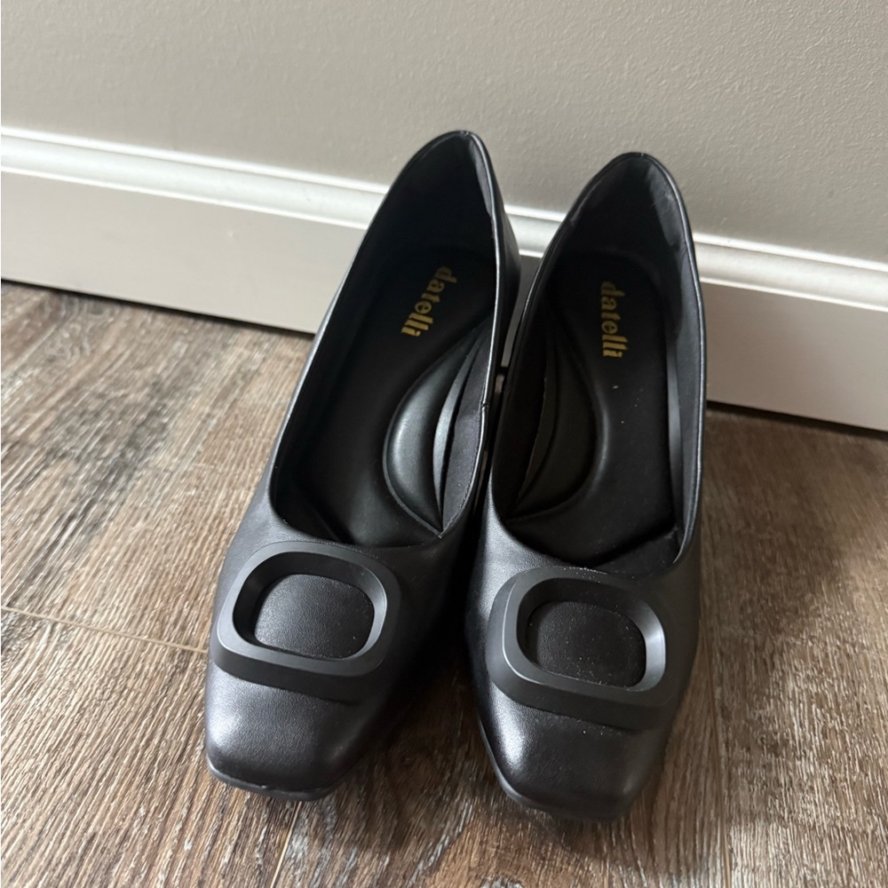 Elegant Black Heels with Decorative Buckle